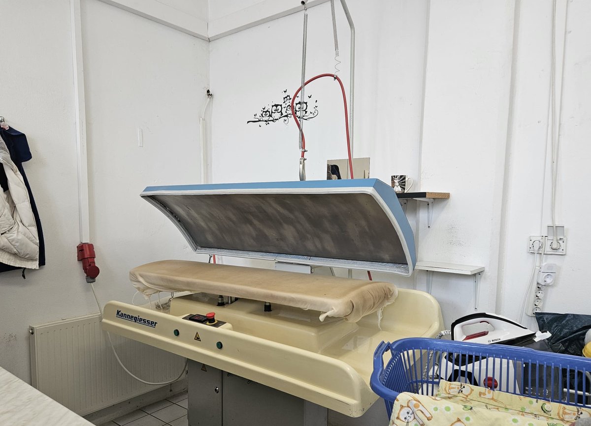 Kannegiesser Bügelmaschine — industrielle Bügelpresse Wäscherei Espenhain