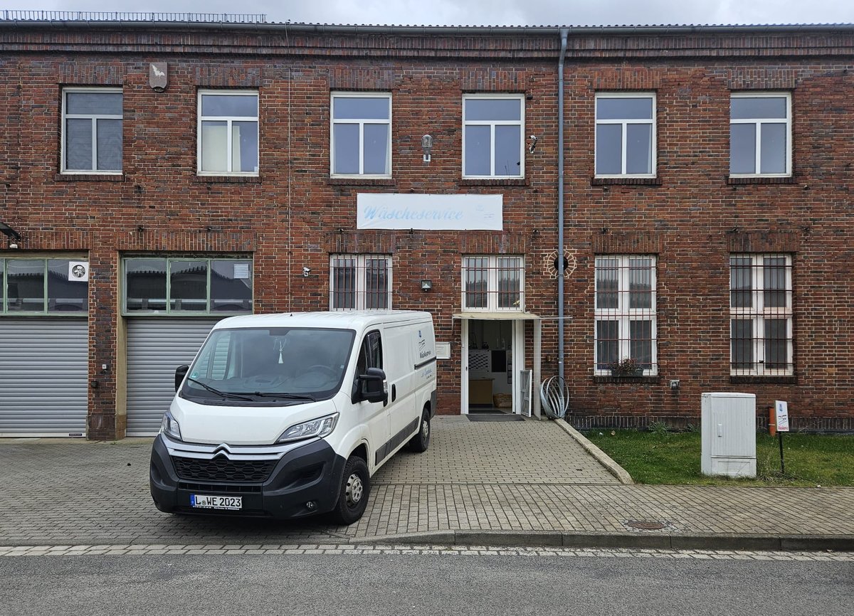 Wäscherei Espenhain — Gebäude mit Lieferwagen, Verwaltungsring 16 Rötha